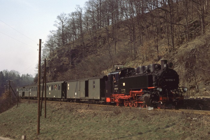 99 1794 verläßt Seifersdorf mit dem P 14269, um 15:00h am 11.03.1977