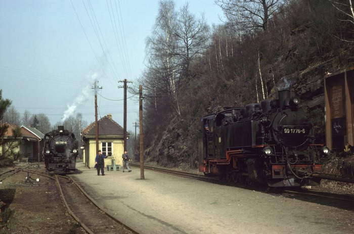 99 1776 Tv mit Güterzug kreuzt 99 1761 ebenfalls vor Güterzug in Seifersdorf, am 24.03.1977