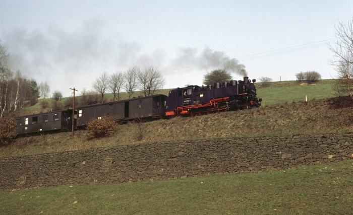 99 1788 mit P 14265 hinter Seifersdorf, am 24.03.1977