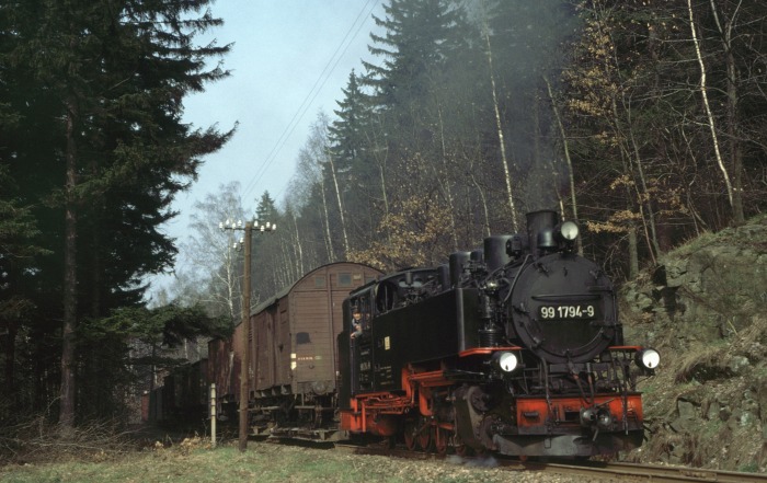 99 1794 mit Güterzug vor Malter, am 24.03.1977
