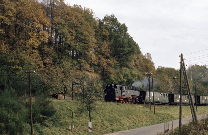 99 1787 Tv mit P 14264 Einfahrt Seifersdorf, am 15.10.1977