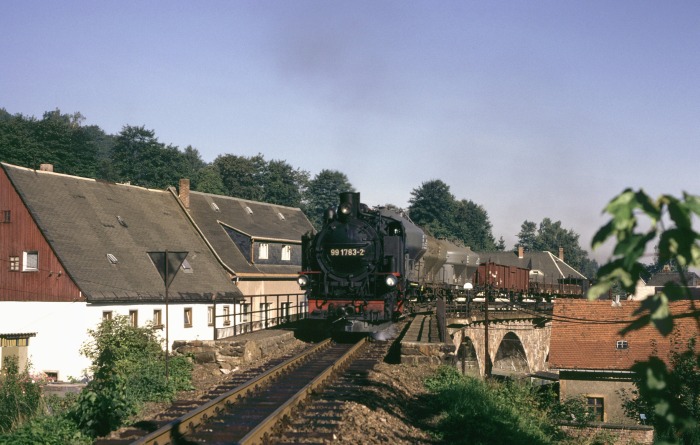 99 1783 mit Güterzug auf dem Schmiedeberger Viadukt, am 01.09.1989