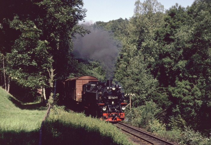 99 1747 mit schwerem Güterzug im Rabenauer Grund hinter Spechtritz, am 01.09.1989