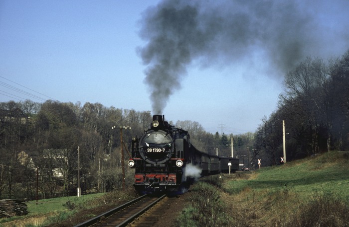 99 1790 mit P 14261 hinter Ausfahrt Seifersdorf, am 24.03.1990