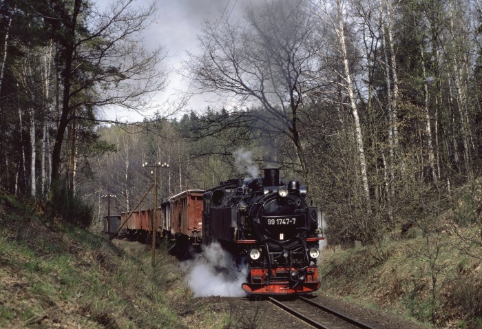 99 1747 sehr laut mit schwerem Güterzug zwischen Seifersdorf und Malter, am 27.03.1990