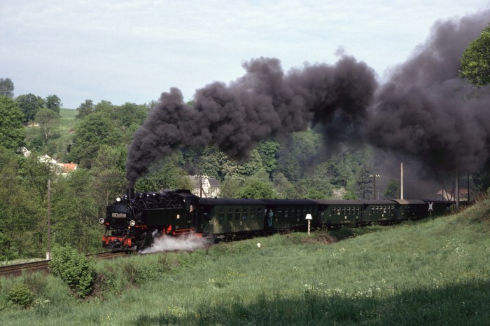 99 1761 mit langem P 14261 hinter Ausfahrt Seifersdorf, am 12.05.1990