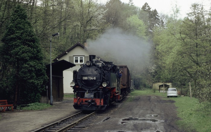 099 734 (99 761) mit Güterzug Durchfahrt Spechtritz, am 30.04.1992