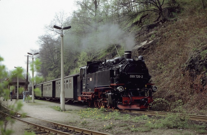 099 726 (99 746) vor N 14273 in Seifersdorf, am 30.04.1992