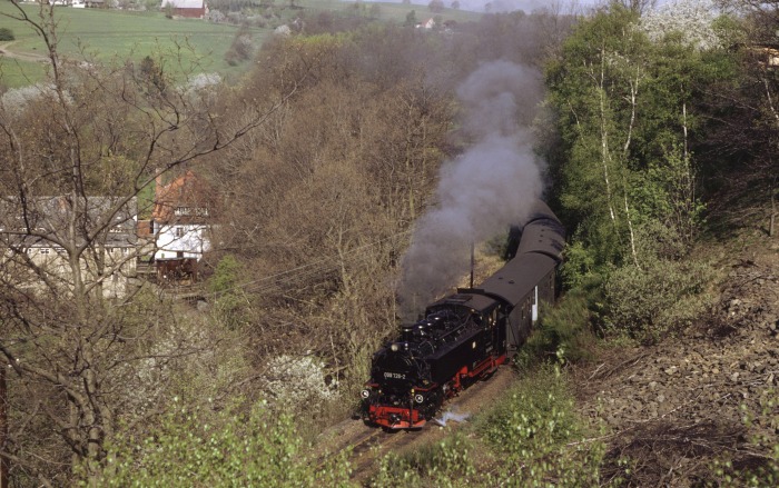 099 726 (99 746) mit N 14261 Kurve am Wald hinter Seifersdorf, am 05.05.1992