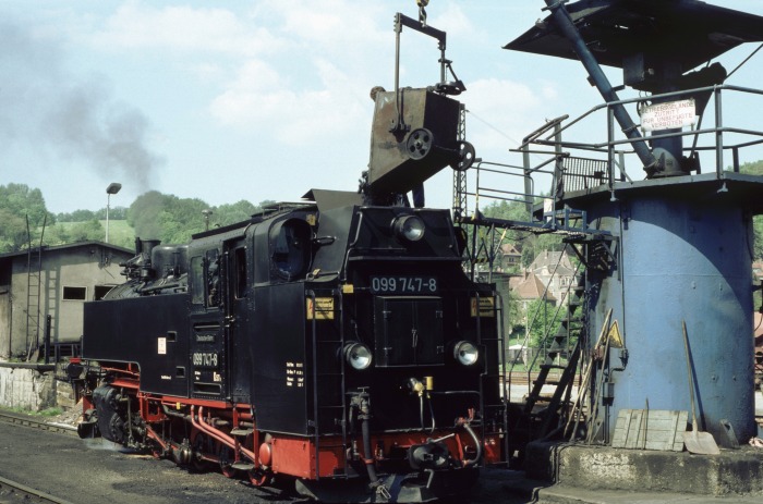 099 747 (99 783) erhält Kohle im Bw Hainsberg, am 24.05.1995