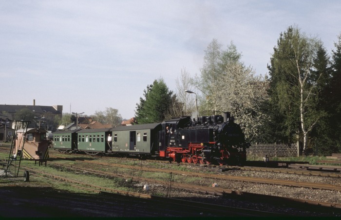 099 753 (99 789) mit Zug 7573 Ausfahrt aus Dippoldiswalde, um 17:30h am 02.05.1997