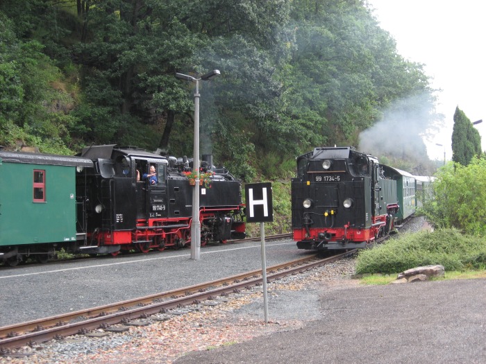 99 1746  mit P 5150 aufwärts nach Dipps läßt den abwärts fahrenden P 5003 passieren, der von 99 1734 Tv „gezogen“ wird, um 11:00h am 18.07.2009