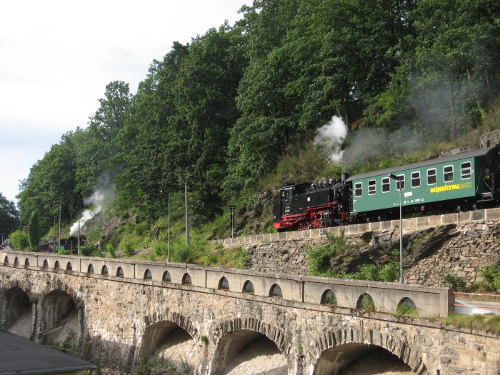 99 1746 Tv vor P 5152 rollt in Seifersdorf ein, am 19.07.2009