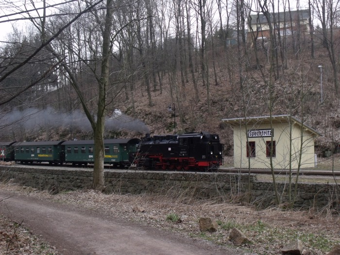 99 1771 Tv abwärts mit dem P 5007 zurück nach Hainsberg, rollt im schön wiederaufgebauten Hp Spechtritz ein, um 15:35h am 25.03.2011