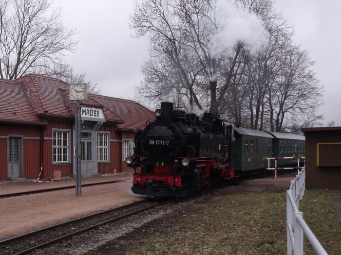 99 1771 mit P 5002 hält im Bahnhof Malter am gleichnamigen Stausee bei ziemlich üblem Wetter: naßkalt und Dauerregen, um 10:18h am 26.03.2011