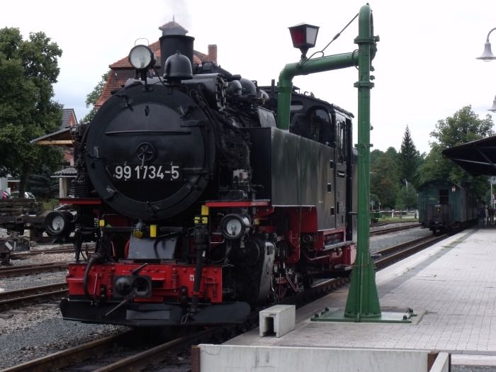 99 1734 am Wasserkran am Bahnsteigende in Dippoldiswalde, um 13:04h am 25.07.2011