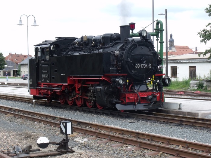 99 1734 am Wasserkran am Bahnsteigende in Dippoldiswalde, um 13:04h am 25.07.2011