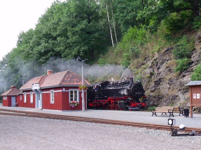 99 1734 mit P 5008 in Seifersdorf, um 17.10h am 25.07.2011