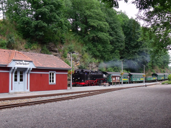 99 1734 mit P 5008 in Seifersdorf, um 17.10h am 25.07.2011