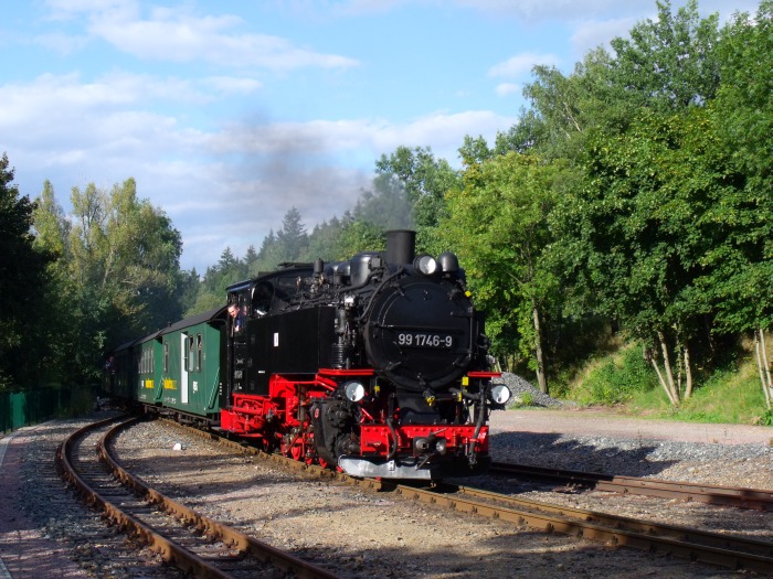 99 1746 mit P 5008 rollt im Bahnhof Malter ein, um 17:17h am 29.08.2011