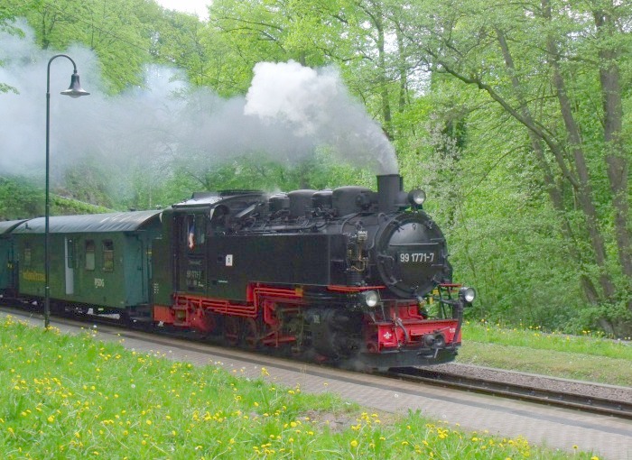 99 1771 mit P 5008 Freital->Dippoldiswalde, direkt am Bahnsteig Haltepunkt Spechtritz im Rabenauer Grund, um 17:05h am 09.05.2012