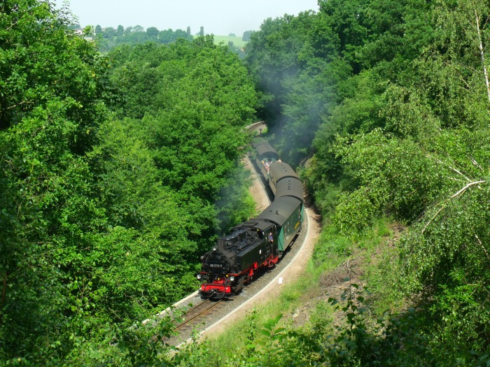 99 1771 mit dem Zug P 5002 in der Kurve am alten Steinbruchhang zwischen Seifersdorf und Malter, um 10:14h am 10.06.2014