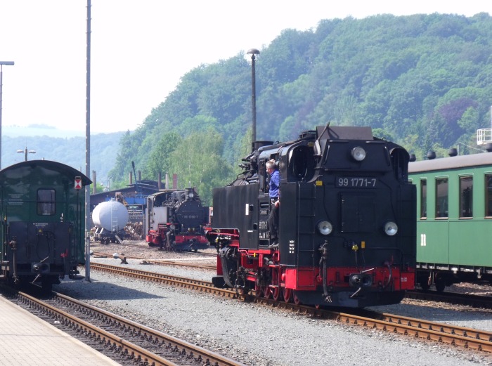 99 1771 ist soeben mit P 5003 in Freital-Hainsberg eingetroffen und setzt nun um ins Betriebswerk, dabei fährt sie an der “kalt” im Betriebsgelände abgestellten 99 1790 vorbei, um 11.26h am 10.06.2014