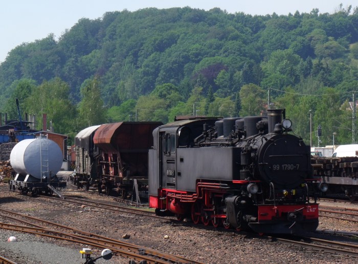 Die zurzeit kalte 99 1790 im Bw Freital‑Hainsberg, um 11:29h am 10.06.2014