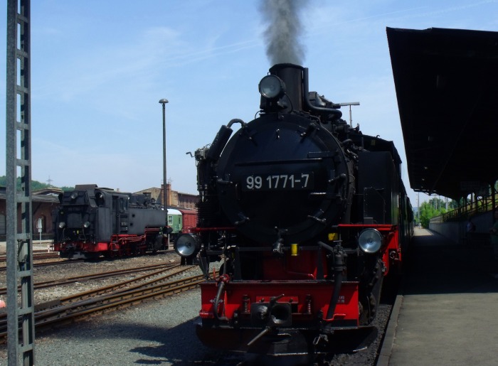 99 1771 vor dem P 5006, mit dem ich dann mitfuhr, am Bahnsteig in Freital-Hainsberg, um 12:06h am 10.06.2014