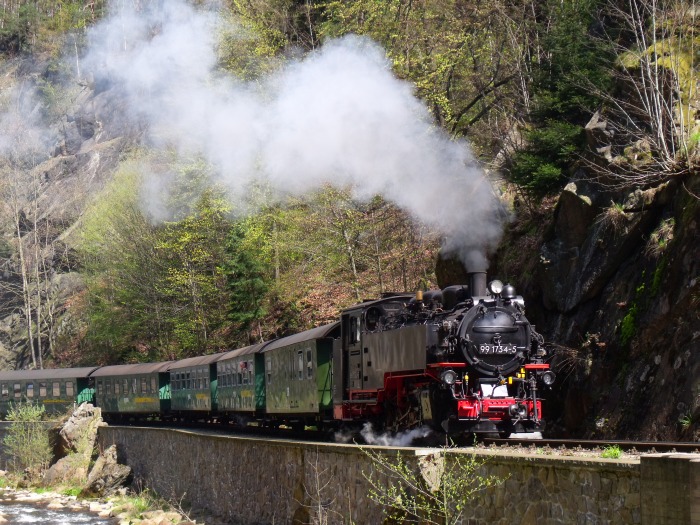 99 1734 mit P 5006 kurz hinter Rabenau an der bekannten Steinmauer und den Felsen direkt vor der Weißeritzbrücke, um 14:29h am 25.04.2016