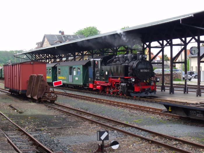 99 1793 mit P 5008 rollt im Bahnhof Dippoldiswalde ein, natürlich unter dem markanten Bahnsteigdach fotografiert, um 17:30h am 13.05.2017