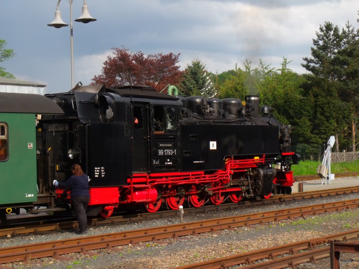 99 1793 vorm P 5008 im Bahnhof Dippoldiswalde wird nun abgekuppelt, vevor sie Wasser erhält, 17:31h am 13.05.2017