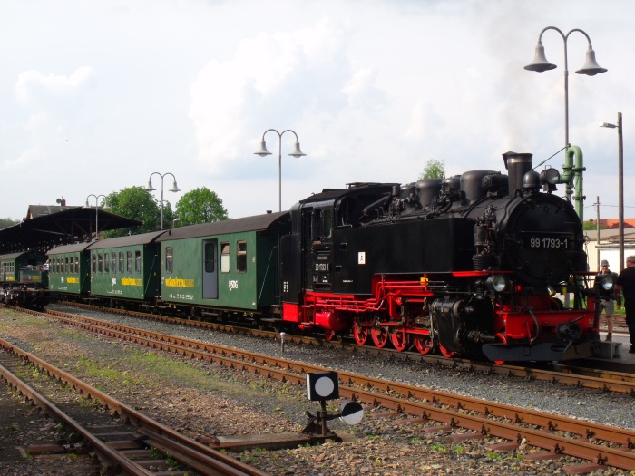 99 1793  vorm P 5008 im Bahnhof Dippoldiswalde am Wasserkran 17:33h am 13.05.2017