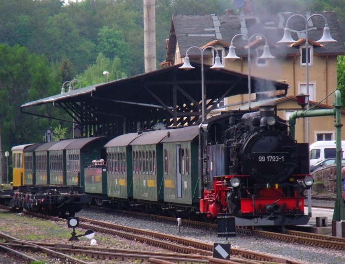 ...und noch mal mit Teleobjektiv von weiter entfernt mit schönem Überblick über den Bahnhof, 17:35h am 13.05.2017