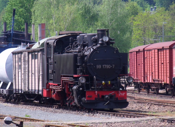 99 1790 fotogen vor Dienstwagen beim Betriebswerk Freital-Hainsberg abgestellt, um 11:30h am 15.05.2017