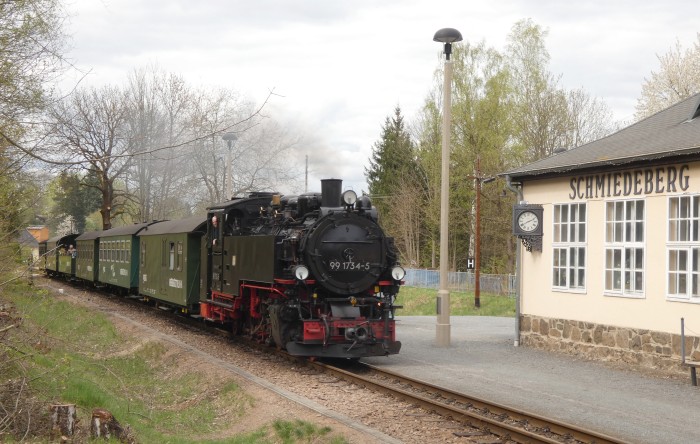 99 1734 mit P 5002 einfahrend in Schmiedeberg, um 14:45h am 22.04.2025