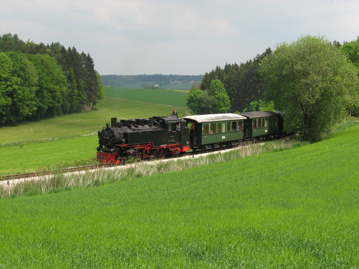 99 788 mit Zug ->Warthausen, hinter Reinstetten, am 06.05.2007