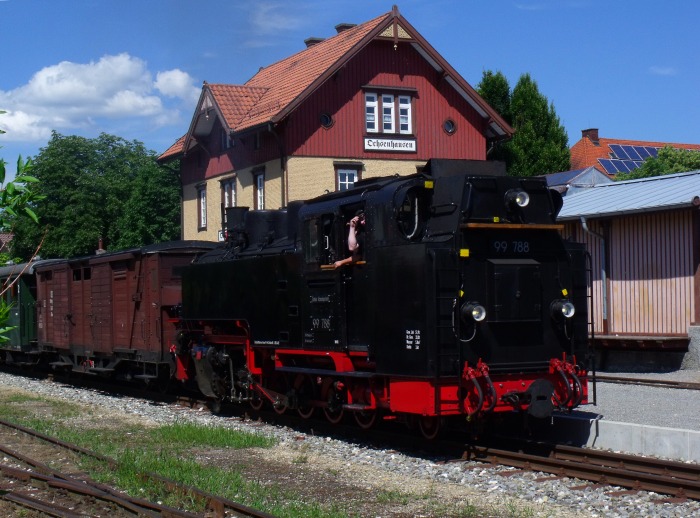 99 788 Tv trifft mit Zug aus Warthausen im Bahnhof Ochsenhausen ein, um 15:52h am heißen und sonnigen Tag 06.07.2014