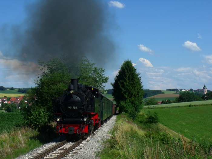 99 788 mit Zug nach Warthausen, hinter Reinstetten, um 16:31h am 06.07.2014