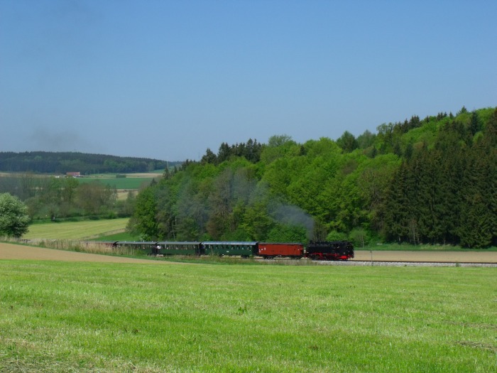 99 788 Tv mit sehr langem Zug nach Ochsenhausen bei Wennedach in der Steigungh, um 11:17h am 08.05.2016