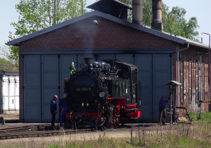 99 1761 wird vor dem Lokschuppen in Radebeul Ost restauriert, um 14:05h am 11.05.2017 99 1761 wird vor dem Lokschuppen in Radebeul Ost restauriert, um 14:05h am 11.05.2017