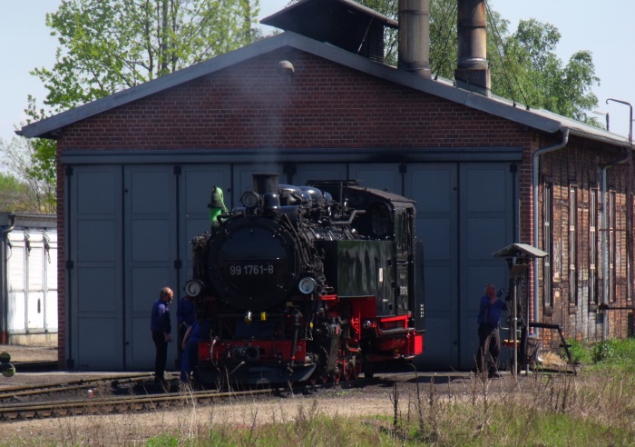 99 1761 wird vor dem Lokschuppen in Radebeul Ost restauriert, um 14:05h am 11.05.2017