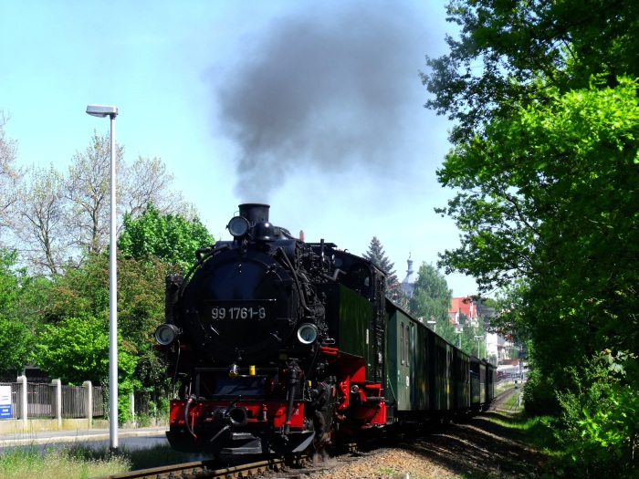 99 1761 mit P 3008 nach Radeburg, an der Pestalozzistraße in Radebeul, um 14:29h am 11.05.2017