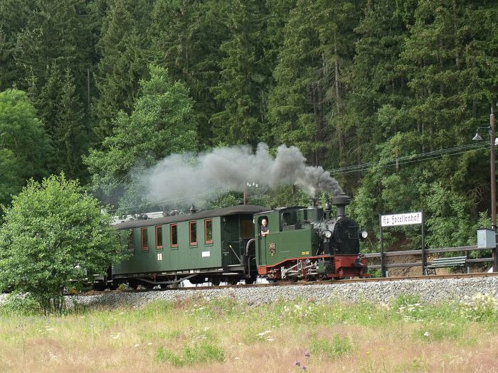 No 54 mit Zug Nr.17 beim Halt am Hp Forellenhof, um 17:18h am 23.07.2011