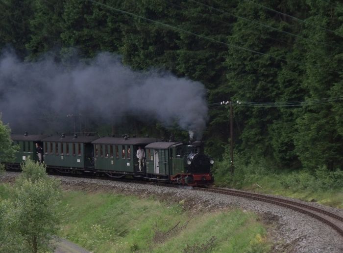 No 54 mit Zug Nr.15 im Tal zwischen Schmalzgrube und Schlössel, um 15:29h am 24.07.2011