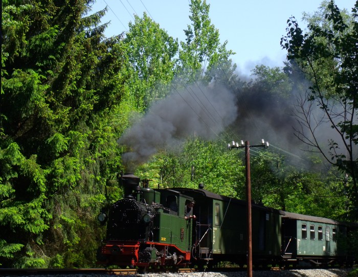 No 54 mit Zug 43 in der Kurve hinterm Haltepunkt Loreleifelsen - leider wieder mit Durchfahrt - um 11:05h am 08.06.2014.