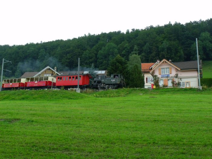 Lok RHB 3 mit dem talwärts fahrenden Zug zurück von Heiden nach Roschach durchfährt den kleinen Haltepunkt Schwendi, der sogar ein gut gepflegtes, schickes kleines Bahnhofsgebäude hat, um 13:16h am 01.09.2013