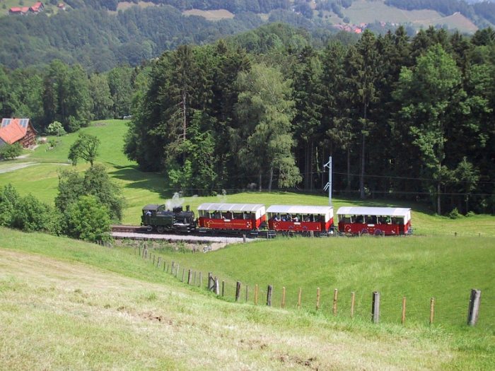Lok Rosa RHB 3 Tv auf Talfahrt oberer Streckenabschnitt in der typischen Berglandschaft, unterhalb von Heiden