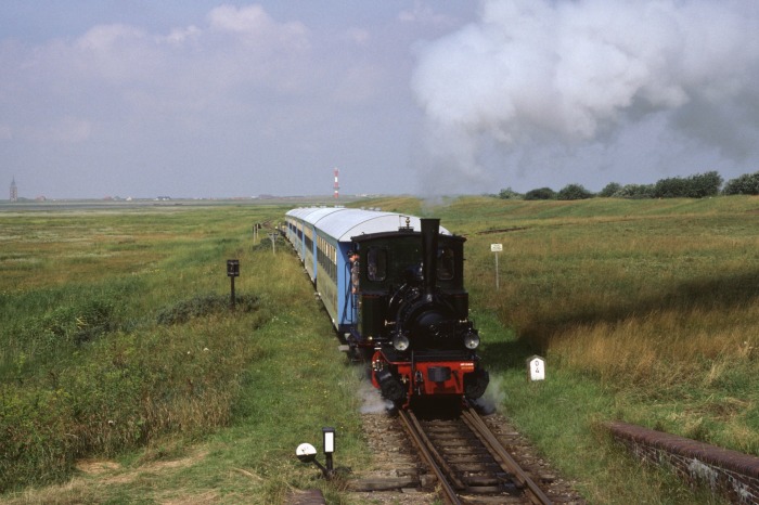 FRANZBURG auf Wangerooge mit Zug vom Anleger an der Deich-Durchfahrt, am 17.07.1998