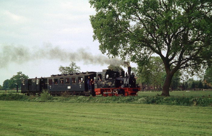 SPREEWALD mit Zug 13 an den Wiesen vor Vilsen Ort, um 18:13h am 14.05.2005